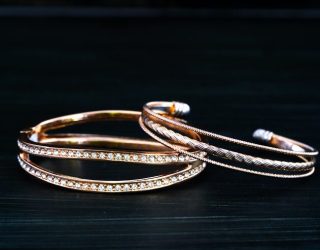 closeup-gold-ring-diamond-gem-gold-wedding-rings-with-diamond_41929-2937